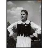 Nagyobb méret, Szendrő István fotóművészeti alkotása. Fiatal lány, csíkménasági (Hargita megye) népviseletben, 1930-as évek. Eredeti, pecséttel jelzett fotó, papírkép, Agfa Brovira papíron. Dekoráción