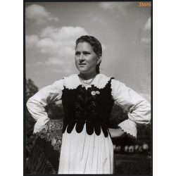  Nagyobb méret, Szendrő István fotóművészeti alkotása. Fiatal lány, csíkménasági (Hargita megye) népviseletben, 1930-as évek. Eredeti, pecséttel jelzett fotó, papírkép, Agfa Brovira papíron. Dekoráción