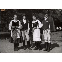   Nagyobb méret, Szendrő István fotóművészeti alkotása. Fiatal párok, csíkménasági (Hargita megye) népviseletben, 1930-as évek. Eredeti, pecséttel jelzett fotó, papírkép, Agfa Brovira papíron. Dekoráció