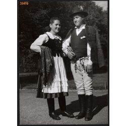   Nagyobb méret, Szendrő István fotóművészeti alkotása. Fiatal pár, csíkménasági (Hargita megye) népviseletben, 1930-as évek. Eredeti, pecséttel jelzett fotó, papírkép, Agfa Brovira papíron. Dekorációna