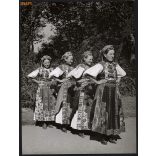Nagyobb méret, Szendrő István fotóművészeti alkotása. Lányok inaktelki (Kolozs megye) népviseletben, 1930-as évek. Eredeti, pecséttel jelzett fotó, papírkép, Agfa Brovira papíron. Dekorációnak,
