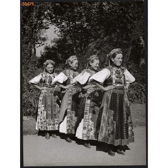 Nagyobb méret, Szendrő István fotóművészeti alkotása. Lányok inaktelki (Kolozs megye) népviseletben, 1930-as évek. Eredeti, pecséttel jelzett fotó, papírkép, Agfa Brovira papíron. Dekorációnak,