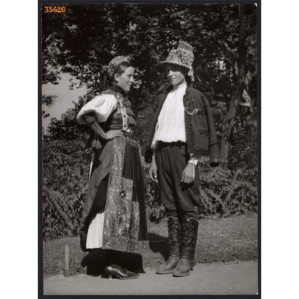Nagyobb méret, Szendrő István fotóművészeti alkotása. Fiatal pár, inaktelki (Kolozs megye) népviseletben, 1930-as évek. Eredeti, pecséttel jelzett fotó, papírkép, Agfa Brovira papíron. Dekorációnak, a
