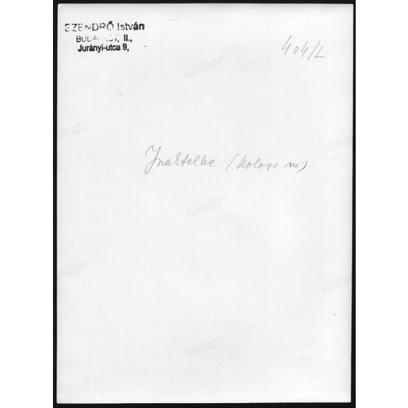 Nagyobb méret, Szendrő István fotóművészeti alkotása. Fiatal pár, inaktelki (Kolozs megye) népviseletben, 1930-as évek. Eredeti, pecséttel jelzett fotó, papírkép, Agfa Brovira papíron. Dekorációnak, a