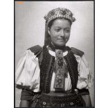 Nagyobb méret, Szendrő István fotóművészeti alkotása. Lány kalotaszentkirályi (Kolozs megye) népviseletben, 1930-as évek. Eredeti, pecséttel jelzett fotó, papírkép, Agfa Brovira papíron. Dekorációnak,