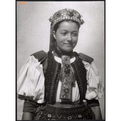   Nagyobb méret, Szendrő István fotóművészeti alkotása. Lány kalotaszentkirályi (Kolozs megye) népviseletben, 1930-as évek. Eredeti, pecséttel jelzett fotó, papírkép, Agfa Brovira papíron. Dekorációnak,
