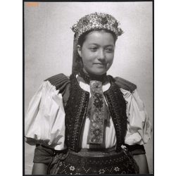  Nagyobb méret, Szendrő István fotóművészeti alkotása. Lány kalotaszentkirályi (Kolozs megye) népviseletben, 1930-as évek. Eredeti, pecséttel jelzett fotó, papírkép, Agfa Brovira papíron. Dekorációnak,