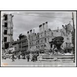 Nagyobb méret, Szendrő István fotóművészeti alkotása. Romos Budapest a 2. világháború után, Kálvin tér, Danubius kút, 1945, 1940-es évek. Eredeti, pecséttel jelzett fotó. Dekorációnak, ajándéknak is k