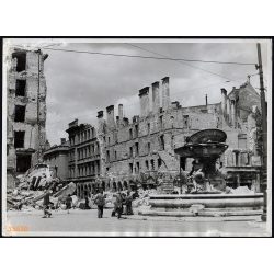   Nagyobb méret, Szendrő István fotóművészeti alkotása. Romos Budapest a 2. világháború után, Kálvin tér, Danubius kút, 1945, 1940-es évek. Eredeti, pecséttel jelzett fotó. Dekorációnak, ajándéknak is k