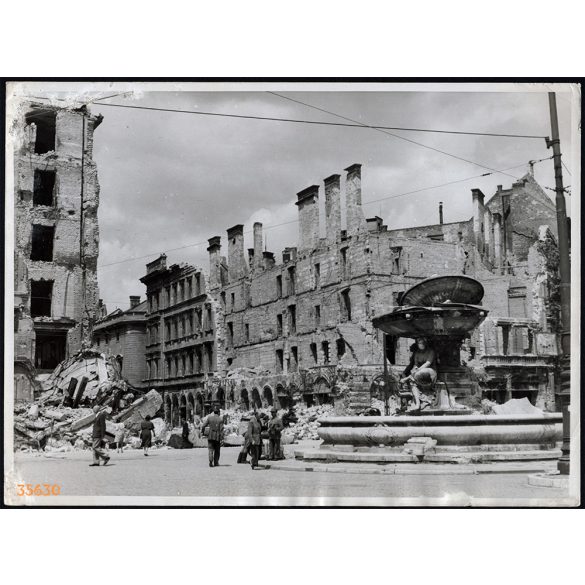 Nagyobb méret, Szendrő István fotóművészeti alkotása. Romos Budapest a 2. világháború után, Kálvin tér, Danubius kút, 1945, 1940-es évek. Eredeti, pecséttel jelzett fotó. Dekorációnak, ajándéknak is k