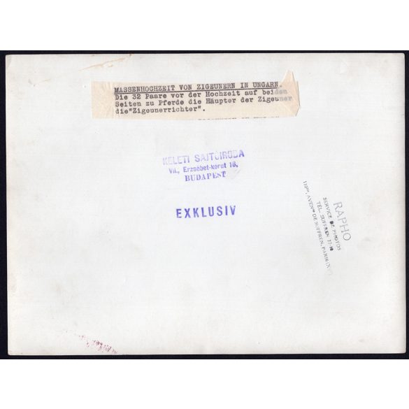 Nagyobb méret, Szendrő István fotóművészeti alkotása. Cigány esküvő, háttérben malom, 1930-as évek. Eredeti, pecséttel jelzett fotó, papírkép. Dekorációnak, ajándéknak is kiváló. 