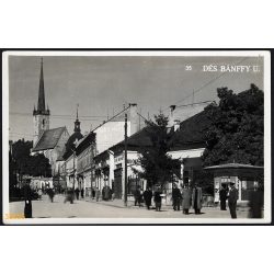   Bánffy utca, Dés, Erdély, üzlet, kirakat, rendőr, Fülöp divatház, dohánybolt, város, 2. világháború, helytörténet, 1943, 1940-es évek, Eredeti képeslap fotó, papírkép.