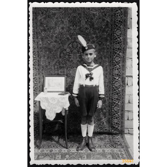 Iskolás fiú darutollas sapkában, első szentáldozás, különös háttér, egyház, vallás, matrózblúz, 1942. május, 1940-es évek, Eredeti fotó, papírkép.  
