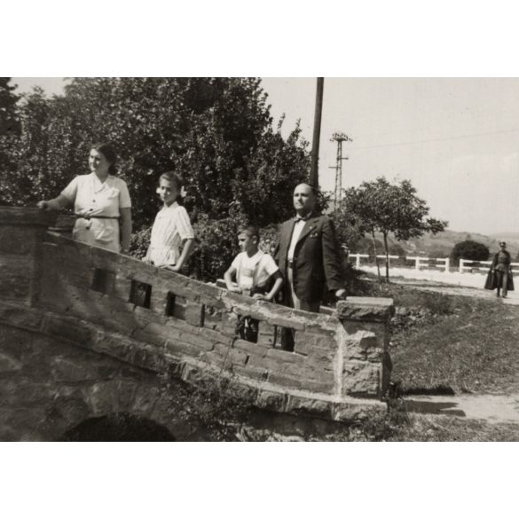Család a kőhídon, Dömös, Komárom-Esztergom megye, helytörténet, 1941. augusztus, 1940-es évek, Eredeti fotó, papírkép.   