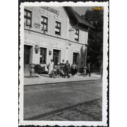   Elegáns család a bakonyszentlászlói vasútállomáson, közlekedés, helytörténet, 1938. augusztus, 1930-as évek, Eredeti fotó, papírkép.   