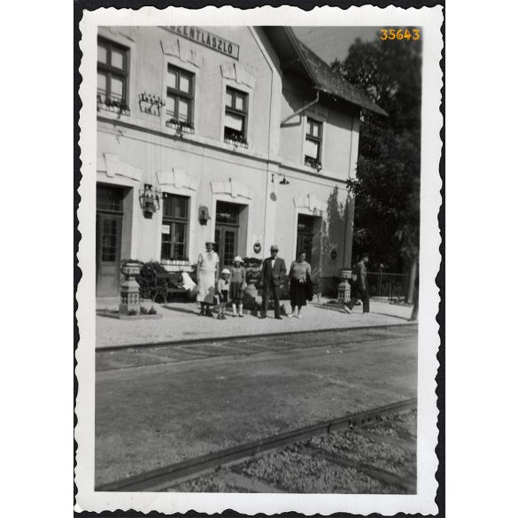 Elegáns család a bakonyszentlászlói vasútállomáson, közlekedés, helytörténet, 1938. augusztus, 1930-as évek, Eredeti fotó, papírkép.   