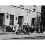 Elegáns család a bakonyszentlászlói vasútállomáson, közlekedés, helytörténet, 1938. augusztus, 1930-as évek, Eredeti fotó, papírkép.   