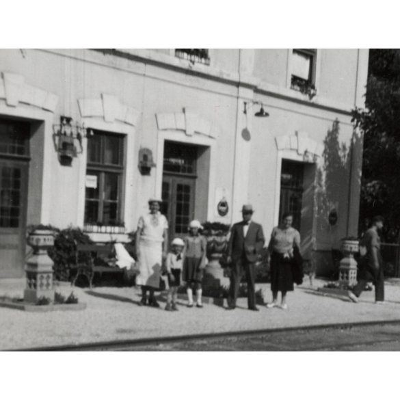 Elegáns család a bakonyszentlászlói vasútállomáson, közlekedés, helytörténet, 1938. augusztus, 1930-as évek, Eredeti fotó, papírkép.   