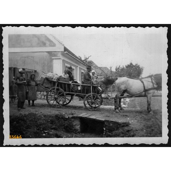 Kurics Antal szekerén, Bakonyszentlászló, lovaskocsi, "indulás vissza Budapestre", jármű, közlekedés, helytörténet, 1938. augusztus, 1930-as évek, Eredeti fotó, papírkép. 