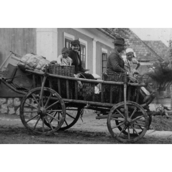 Kurics Antal szekerén, Bakonyszentlászló, lovaskocsi, "indulás vissza Budapestre", jármű, közlekedés, helytörténet, 1938. augusztus, 1930-as évek, Eredeti fotó, papírkép. 