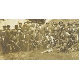 Rongyos Gárda ismeretlen alakulata, fehérterror, civil katona, fegyver, egyenruha, 1. világháború, 1910-es évek, Eredeti fotó, papírkép, felső széle foltos.  