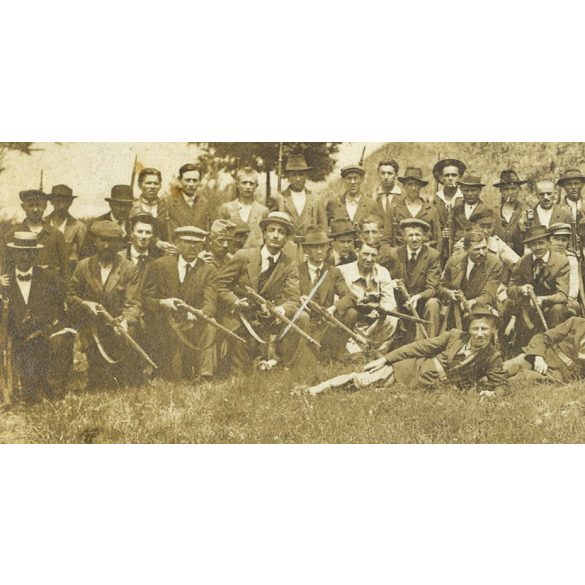 Rongyos Gárda ismeretlen alakulata, fehérterror, civil katona, fegyver, egyenruha, 1. világháború, 1910-es évek, Eredeti fotó, papírkép, felső széle foltos.  