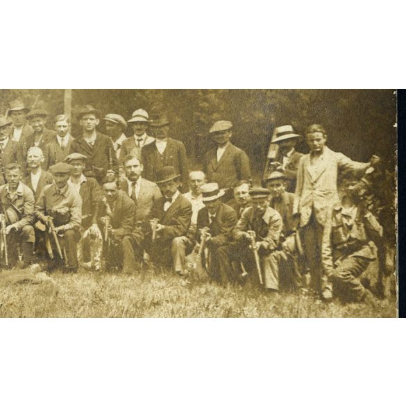 Rongyos Gárda ismeretlen alakulata, fehérterror, civil katona, fegyver, egyenruha, 1. világháború, 1910-es évek, Eredeti fotó, papírkép, felső széle foltos.  