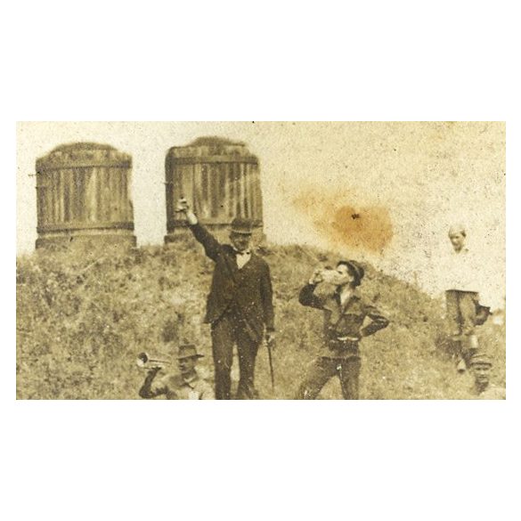 Rongyos Gárda ismeretlen alakulata, fehérterror, civil katona, fegyver, egyenruha, 1. világháború, 1910-es évek, Eredeti fotó, papírkép, felső széle foltos.  