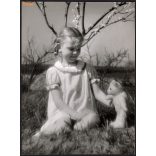 Nagyobb méret, Szendrő István fotóművészeti alkotása. Kislány játékmacival, 1930-as évek. Eredeti, pecséttel jelzett fotó, papírkép, Agfa Brovira papíron. Dekorációnak, ajándéknak is kiváló. 