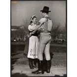 Nagyobb méret, Szendrő István fotóművészeti alkotása. Fiatal pár, Kecseti (Hargita megye) népviseletben, 1930-as évek. Eredeti, pecséttel jelzett fotó, papírkép, Agfa Brovira papíron. Dekorációnak, aj