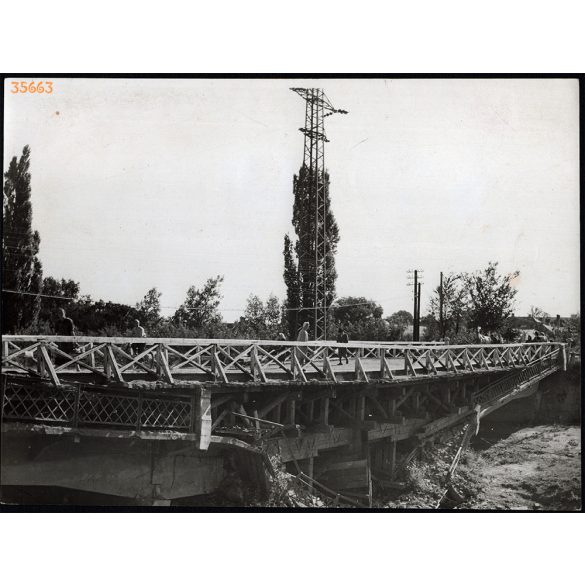 Nagyobb méret, Szendrő István fotóművészeti alkotása. A Hatvani közúti híd, miután a németek felrobbantották, 2. világháború, 1945, 1940-es évek. Eredeti, pecséttel jelzett fotó, papírkép. Dekorációna