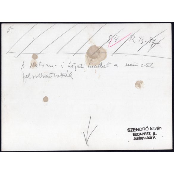 Nagyobb méret, Szendrő István fotóművészeti alkotása. A Hatvani közúti híd, miután a németek felrobbantották, 2. világháború, 1945, 1940-es évek. Eredeti, pecséttel jelzett fotó, papírkép. Dekorációna