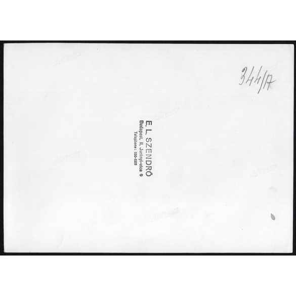 Nagyobb méret, Szendrő István fotóművészeti alkotása. Lovasszekéren, 1930-as évek. Eredeti, pecséttel jelzett fotó, papírkép, Agfa Brovira papíron. Dekorációnak, ajándéknak is kiváló. 