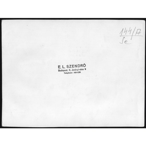 Nagyobb méret, Szendrő István fotóművészeti alkotása. Asszonyok libákkal, faluhelyen, 1930-as évek. Eredeti, pecséttel jelzett fotó, papírkép. Dekorációnak, ajándéknak is kiváló. 