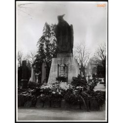   Nagyobb méret, Szendrő István fotóművészeti alkotása. A Petőfi család sírja, 1930-as évek. Eredeti, pecséttel jelzett fotó, papírkép. Dekorációnak, ajándéknak is kiváló. 