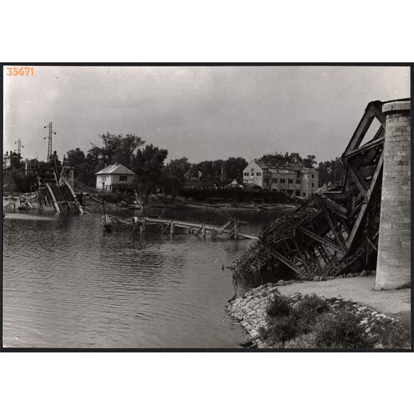 Nagyobb méret, Szendrő István fotóművészeti alkotása. A felrobbantott újpesti vasúti híd, 2. világháború, 1945, 1940-es évek. Eredeti, pecséttel jelzett fotó, papírkép. Dekorációnak, ajándéknak is
