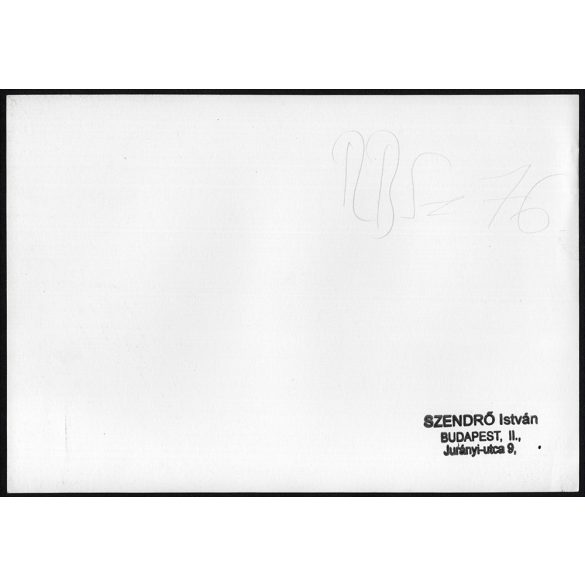 Nagyobb méret, Szendrő István fotóművészeti alkotása. A felrobbantott újpesti vasúti híd, 2. világháború, 1945, 1940-es évek. Eredeti, pecséttel jelzett fotó, papírkép. Dekorációnak, ajándéknak is