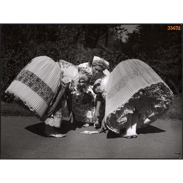 Nagyobb méret, Szendrő István fotóművészeti alkotása. Lányok Szakmári (Bács-Kiskun megye) népviseletben, 1930-as évek. Eredeti, pecséttel jelzett fotó, papírkép, Agfa Brovira papíron. Dekorációnak, aj