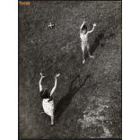 Nagyobb méret, Szendrő István fotóművészeti alkotása. Játék a mezőn, labdával, 1930-as évek. Eredeti, pecséttel jelzett fotó, papírkép. Dekorációnak, ajándéknak is kiváló. 