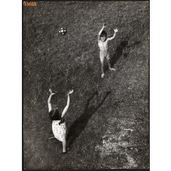   Nagyobb méret, Szendrő István fotóművészeti alkotása. Játék a mezőn, labdával, 1930-as évek. Eredeti, pecséttel jelzett fotó, papírkép. Dekorációnak, ajándéknak is kiváló. 