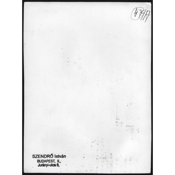 Nagyobb méret, Szendrő István fotóművészeti alkotása. Játék a mezőn, labdával, 1930-as évek. Eredeti, pecséttel jelzett fotó, papírkép. Dekorációnak, ajándéknak is kiváló. 