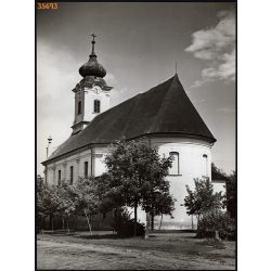   Nagyobb méret, Szendrő István fotóművészeti alkotása. Hatvan (Heves megye) katolikus templom, 1930-as évek. Eredeti, pecséttel jelzett fotó, papírkép. Dekorációnak, ajándéknak is kiváló. 