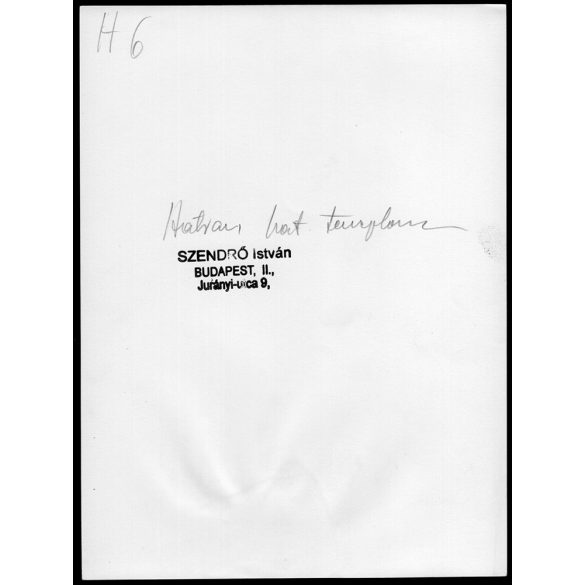 Nagyobb méret, Szendrő István fotóművészeti alkotása. Hatvan (Heves megye) katolikus templom, 1930-as évek. Eredeti, pecséttel jelzett fotó, papírkép. Dekorációnak, ajándéknak is kiváló. 