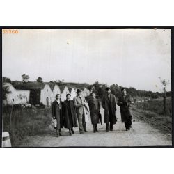   Színházi színészek a pátyi pincesoron, puska, helytörténet, 1941. augusztus 15, 1940-es évek, Eredeti fotó, papírkép.   