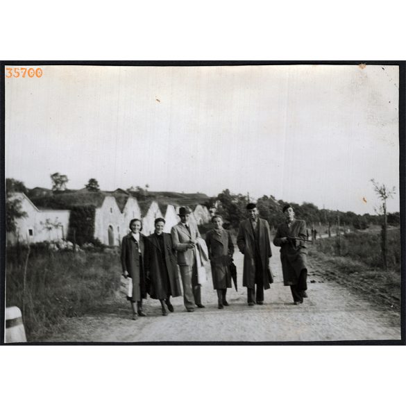 Színházi színészek a pátyi pincesoron, puska, helytörténet, 1941. augusztus 15, 1940-es évek, Eredeti fotó, papírkép.   