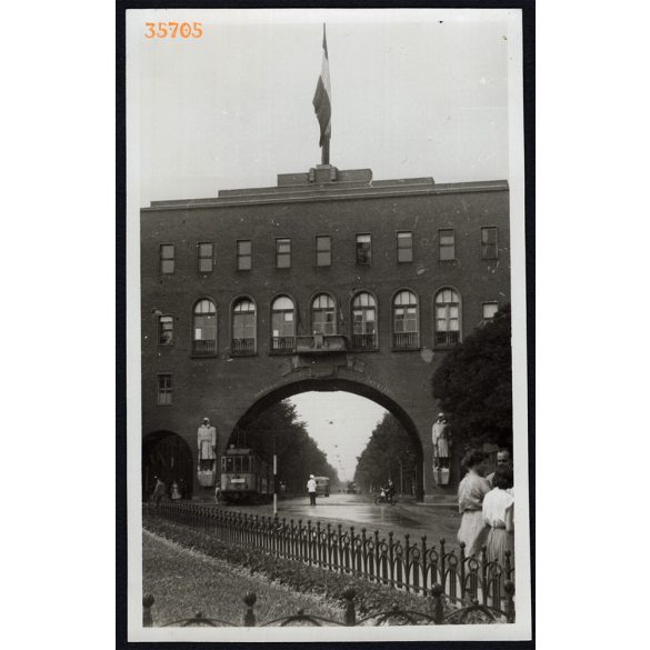 Szeged, belváros, Hősök kapuja, villamos, jármű, közlekedés, helytörténet, 1950, 1950-es évek, Eredeti fotó, papírkép.  