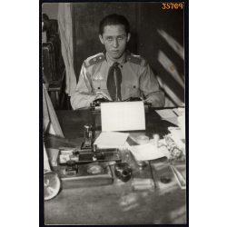   Cserkészparancsnok írógéppel, cserkész, egyenruha, 1940, 1940-es évek eleje, Eredeti fotó, papírkép.