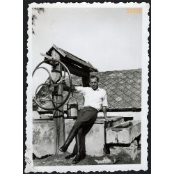   Férfi a kút szélén, Bakonynána, Veszprém megye, helytörténet, 1937, 1930-as évek, Eredeti fotó, papírkép.   