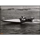 Nagyobb méret, Szendrő István fotóművészeti alkotása. Versenycsónak a vízen, Blue Wing, 1930-as évek. Eredeti, pecséttel jelzett fotó, papírkép, Agfa Brovira papíron. Dekorációnak, ajándéknak is kivál