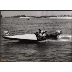   Nagyobb méret, Szendrő István fotóművészeti alkotása. Versenycsónak a vízen, Blue Wing, 1930-as évek. Eredeti, pecséttel jelzett fotó, papírkép, Agfa Brovira papíron. Dekorációnak, ajándéknak is kivál